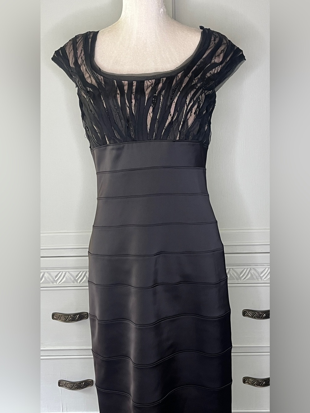 Fabulous Tadashi Shoji Black Midi Dress with Lace Yoke semi Formal